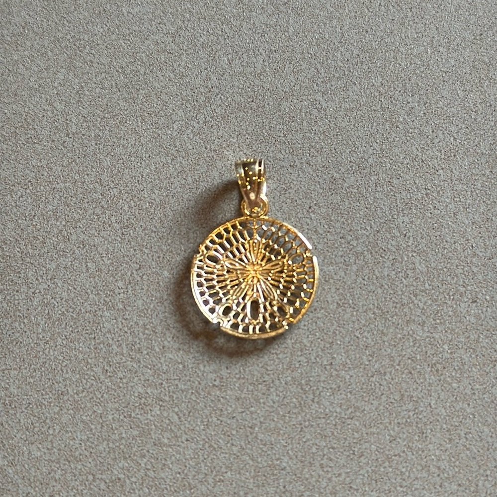 14k Gold Sand Dollar Pendant Charm - Picture 4 of 9
